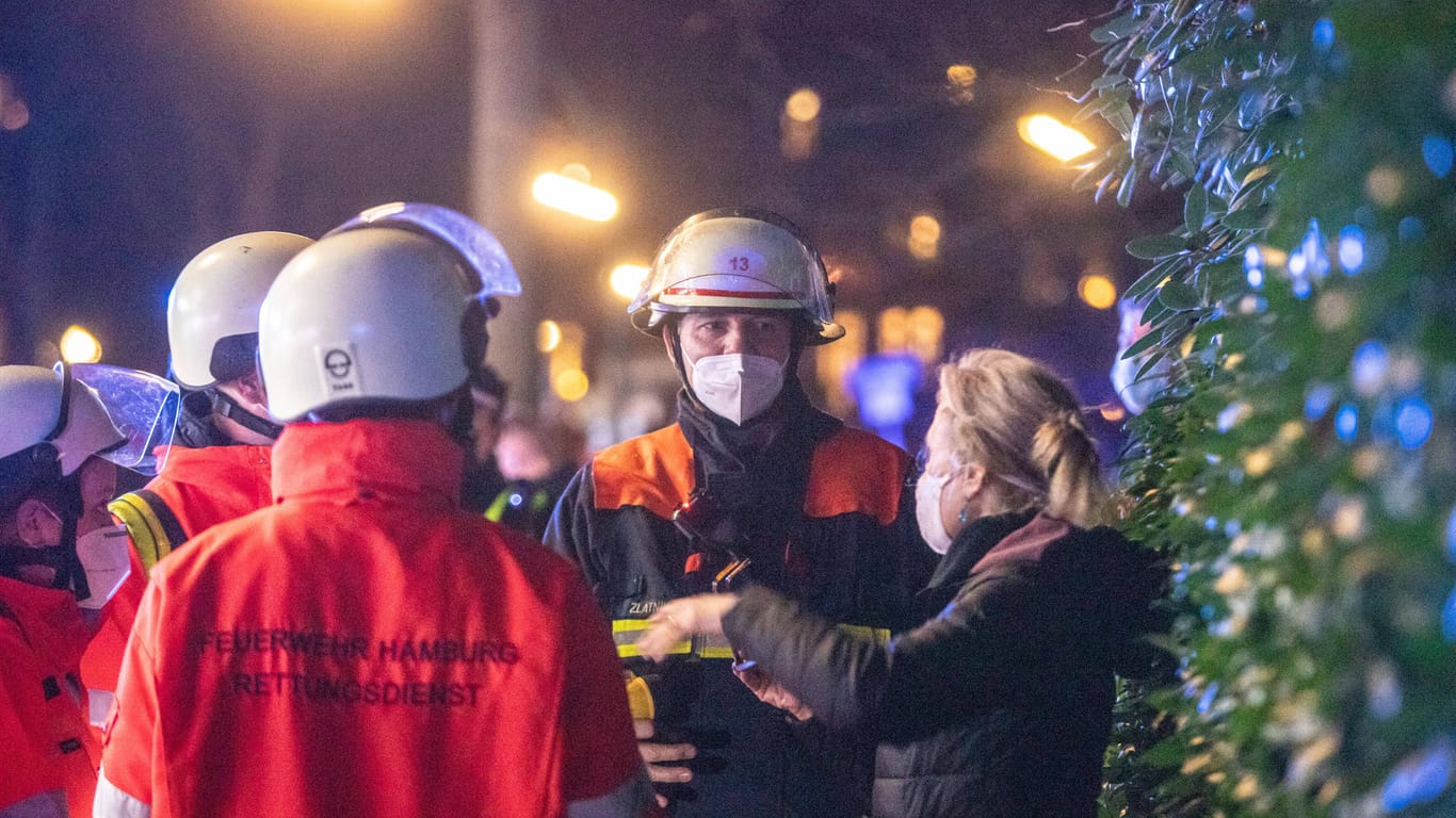 Einsatzkräfte der Feuerwehr in Hamburg (Symbolbild): Eine Lagehalle hat gebrannt.