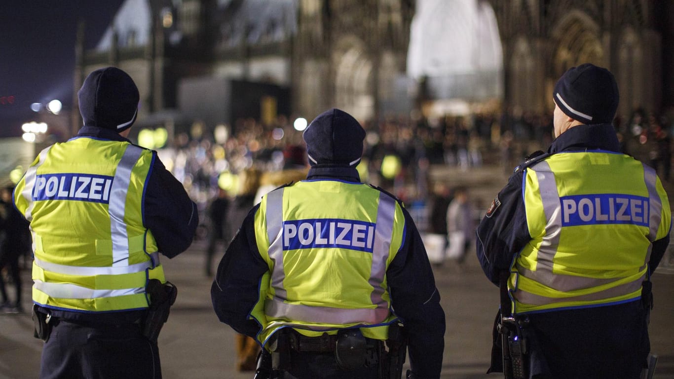 Polizisten an der Domtreppe am Silvesterabend: Fünf Jahre später nach Übergriffen auf Hunderte Frauen in Köln bittet Armin Laschet um Verzeihung.