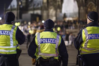 Polizisten an der Domtreppe am Silvesterabend: Fünf Jahre später nach Übergriffen auf Hunderte Frauen in Köln bittet Armin Laschet um Verzeihung.