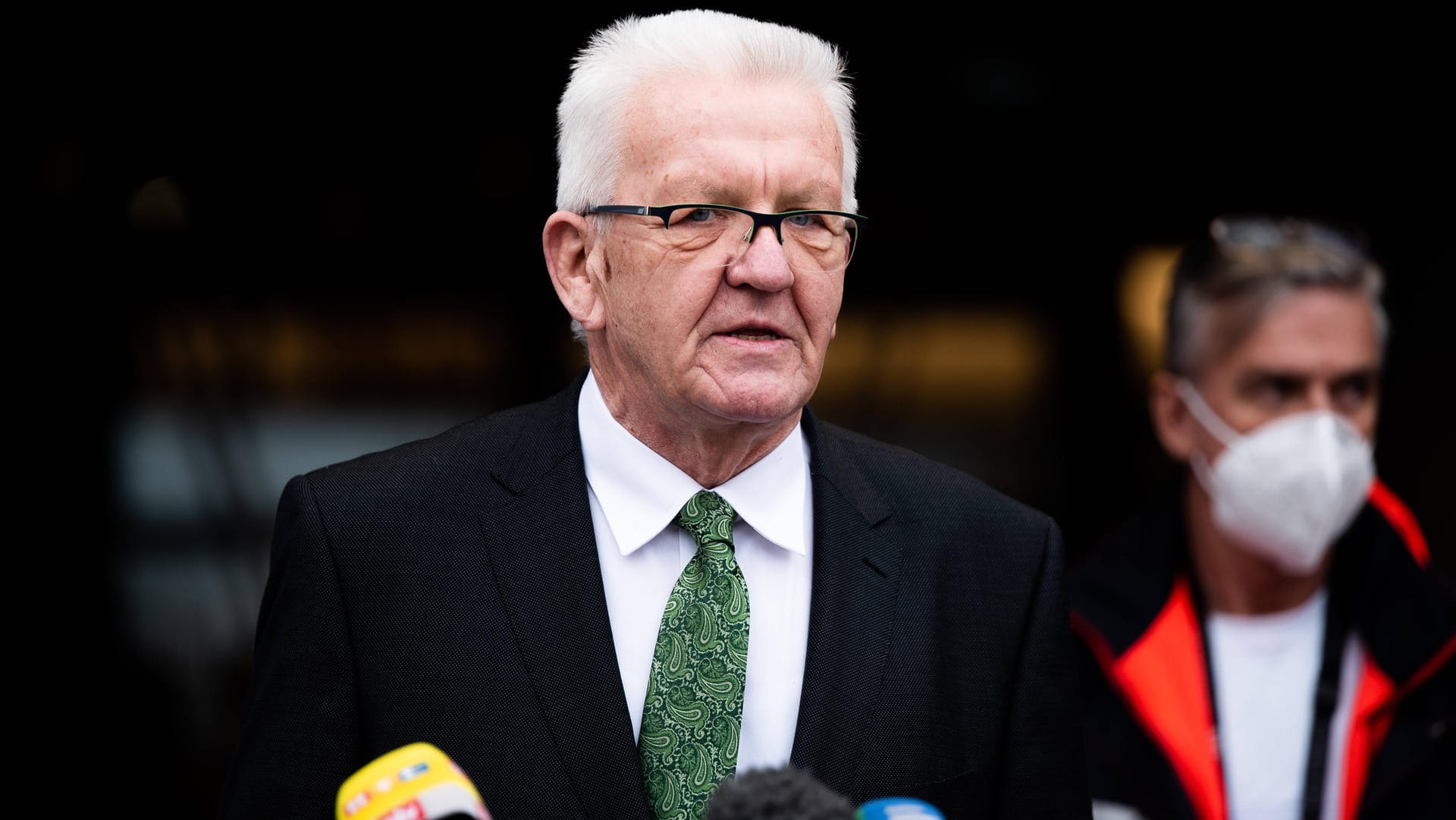 Winfried Kretschmann in Stuttgart: Er schließt ein grün-rot-rotes Bündnis nicht aus.