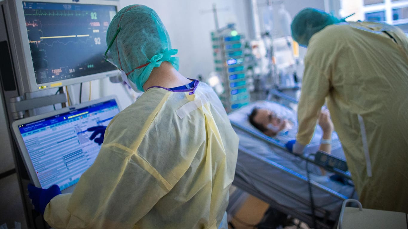 Corona-Patienten auf der Intensivstation: Das RKI hat mehr als 800 Tote binnen 24 Stunden registriert.