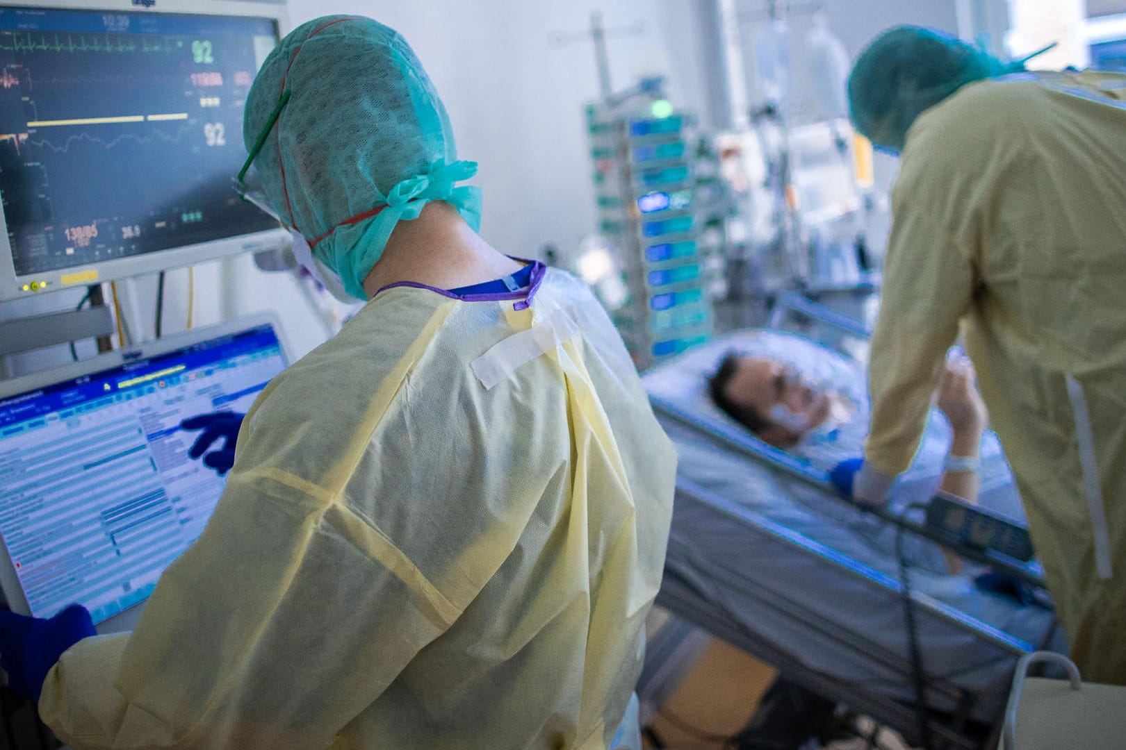 Corona-Patienten auf der Intensivstation: Das RKI hat mehr als 800 Tote binnen 24 Stunden registriert.