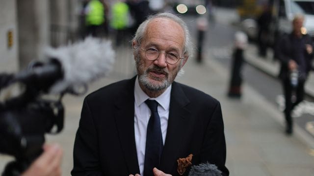 Wirft der britischen Justiz "willkürliche und böswillige" Behandlung seines Sohnes vor: John Shipton. Wirft der britischen Justiz "willkürliche und böswillige" Behandlung seines Sohnes vor: John Shipton.