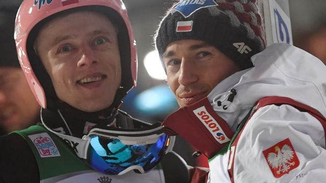 Dürfen nun wohl doch beim Vierschanzentournee-Auftakt mitspringen: Dawid Kubacki (l) und Kamil Stoch.