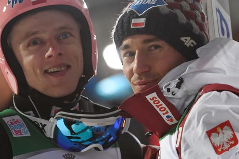 Dürfen nun wohl doch beim Vierschanzentournee-Auftakt mitspringen: Dawid Kubacki (l) und Kamil Stoch.