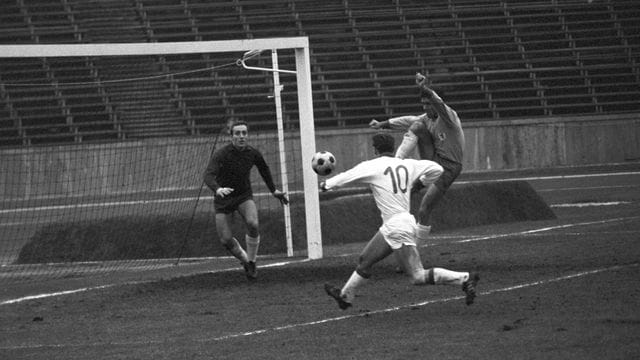 Am letzten Tag des Jahres 1965 spielte Tasmania Berlin gegen Eintracht Braunschweig. Am letzten Tag des Jahres 1965 spielte Tasmania Berlin gegen Eintracht Braunschweig.