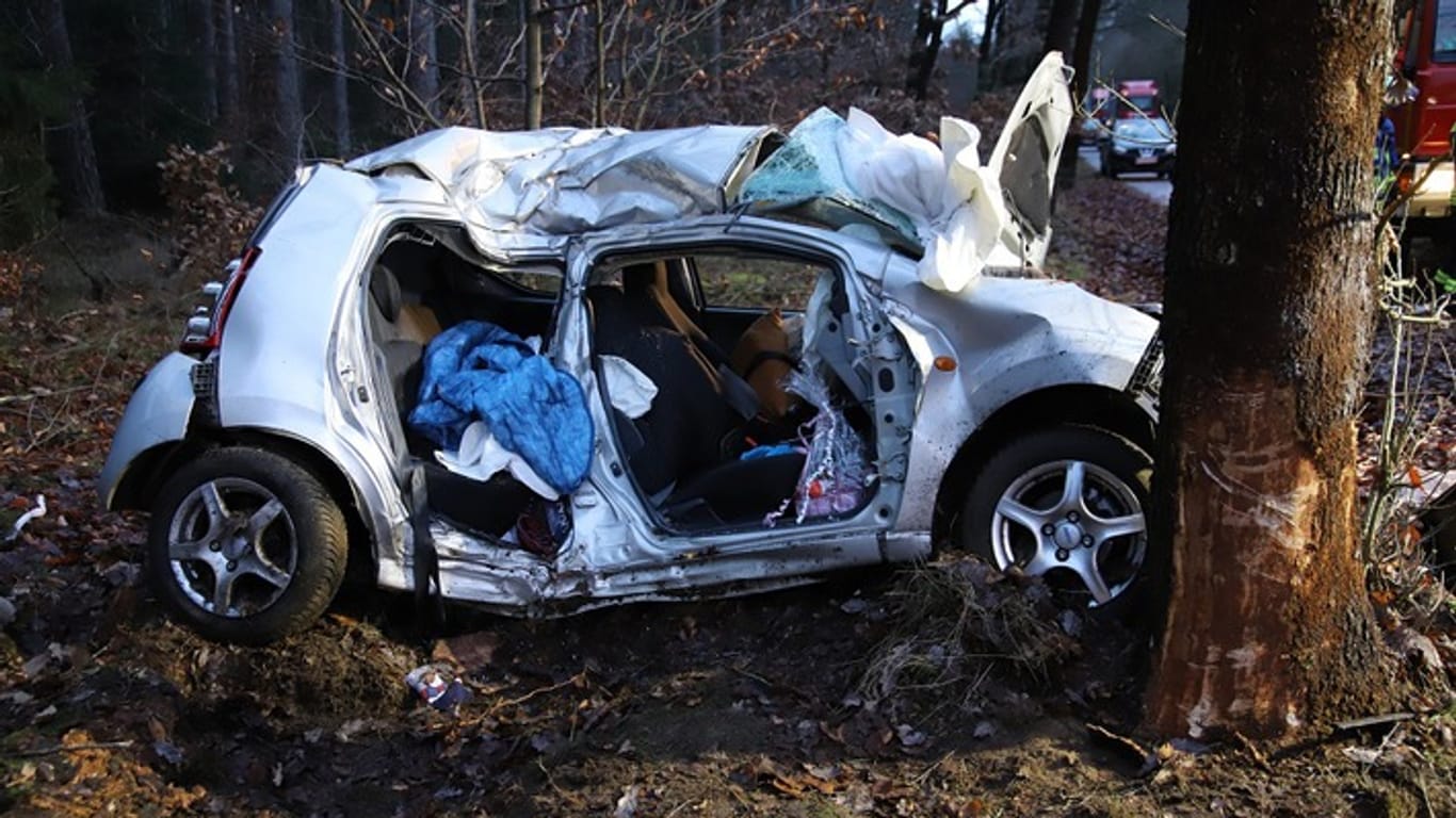 Der Unfallwagen: Der Nissan wurde bei dem Zusammenstoß komplett zerstört, zwei Insassen starben noch am Unfallort.
