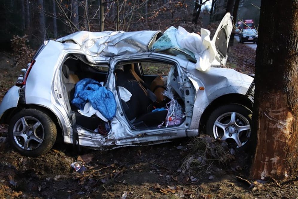 Der Unfallwagen: Der Nissan wurde bei dem Zusammenstoß komplett zerstört, zwei Insassen starben noch am Unfallort.