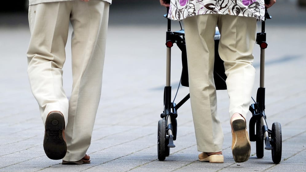 Rentner gehen spazieren (Symbolbild): Für alle, deren Rente kaum ausreicht, gibt es bald die Grundrente.