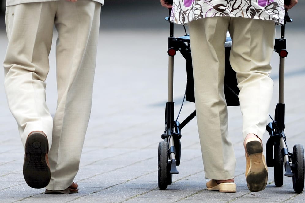 Rentner gehen spazieren (Symbolbild): Für alle, deren Rente kaum ausreicht, gibt es bald die Grundrente.