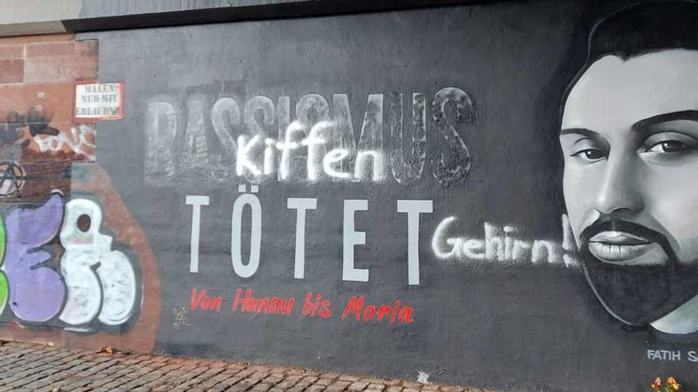 "Kiffen tötet Gehirn": Das Gedenk-Graffiti in Frankfurt wurde von Unbekannten verunstaltet.