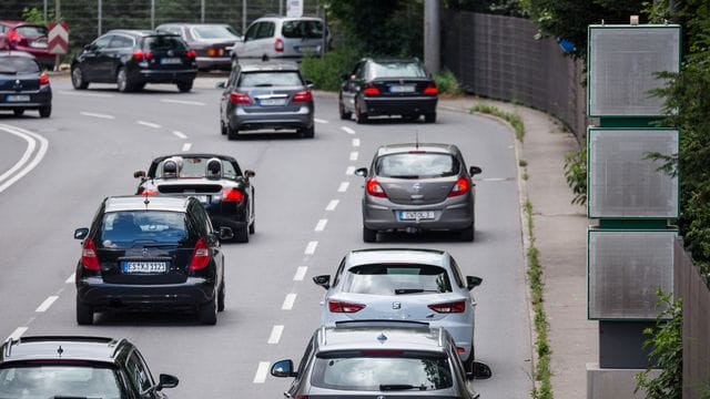 Autos fahren über die B14 am Stuttgarter Neckartor (Symbolbild): Zum ersten Mal seit zehn Jahren liegen die Stickstoffdioxidwerte an dieser Stelle unter dem Grenzwert. Autos fahren über die B14 am Stuttgarter Neckartor (Symbolbild): Zum ersten Mal seit zehn Jahren liegen die Stickstoffdioxidwerte an dieser Stelle unter dem Grenzwert.
