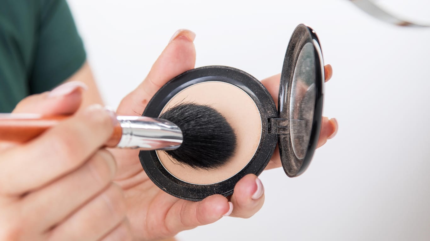 Beauty-Tipps: Make-up und Puder können zusammen mit Schweiß und Schmutzpartikel die Poren verstopfen und zu Hautunreinheiten führen.