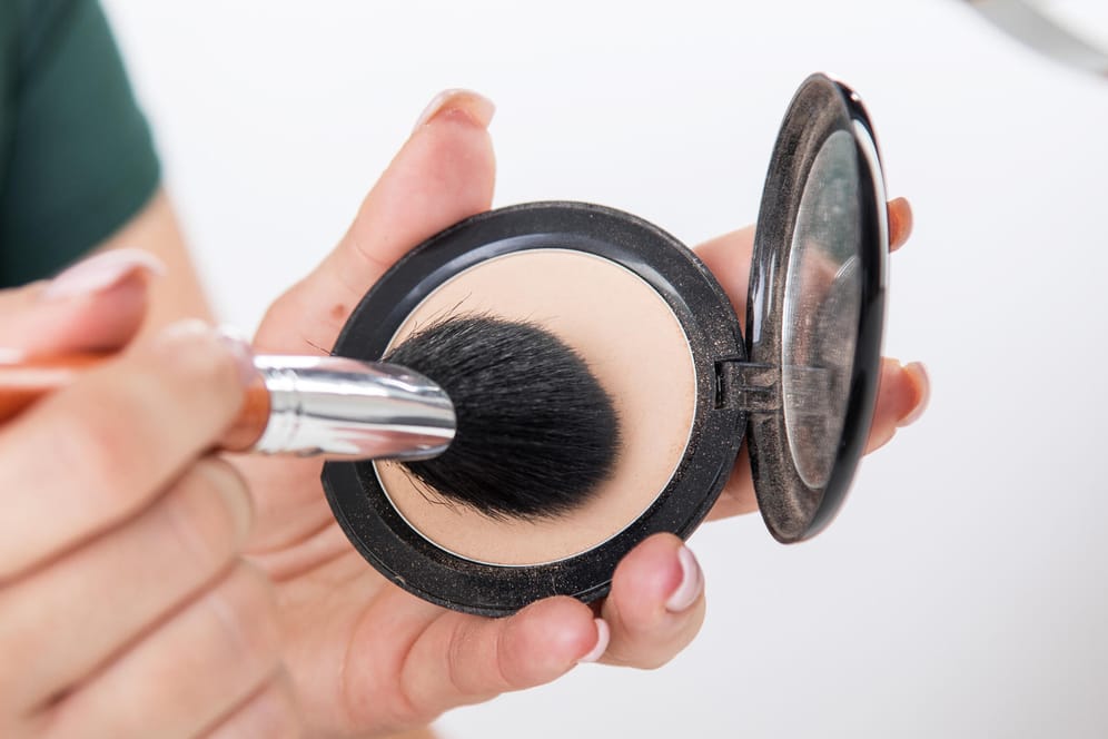 Beauty-Tipps: Make-up und Puder können zusammen mit Schweiß und Schmutzpartikel die Poren verstopfen und zu Hautunreinheiten führen.