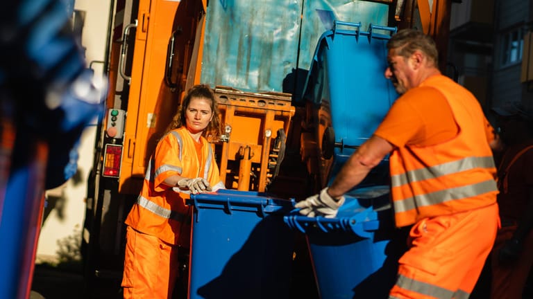 Mitarbeiter der Müllabfuhr bei der Arbeit (Archivbild): In der Abfallwirtschaft steigt der Mindestlohn im Oktober 2021 um 20 Cent.