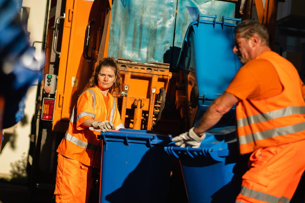 Mitarbeiter der Müllabfuhr bei der Arbeit (Archivbild): In der Abfallwirtschaft steigt der Mindestlohn im Oktober 2021 um 20 Cent.