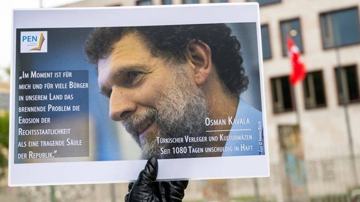 Protestaktion mit einem Konterfei von Osman Kavala vor der Türkischen Botschaft in Berlin.