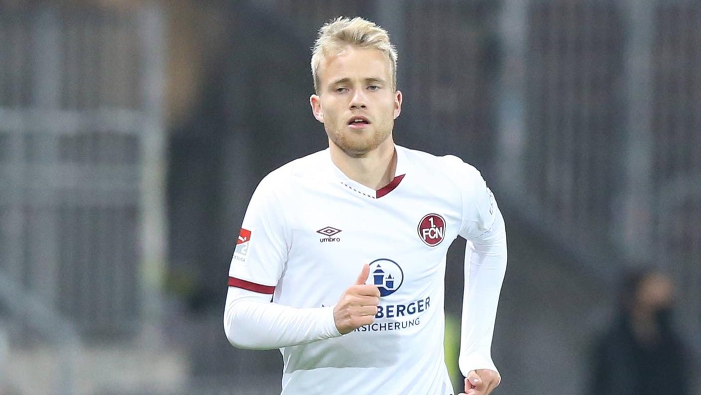 Simon Rhein läuft auf dem Fußballplatz (Archivbild): Der 22-Jährige war drei Jahre lang beim 1. FC Nürnberg. Simon Rhein läuft auf dem Fußballplatz (Archivbild): Der 22-Jährige war drei Jahre lang beim 1. FC Nürnberg.