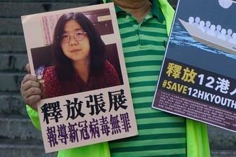 Menschen demonstrieren für die Freilassung der Bloggerin Zhang Zhan: Sie wurde am Montag zu vier Jahren Haft verurteilt.