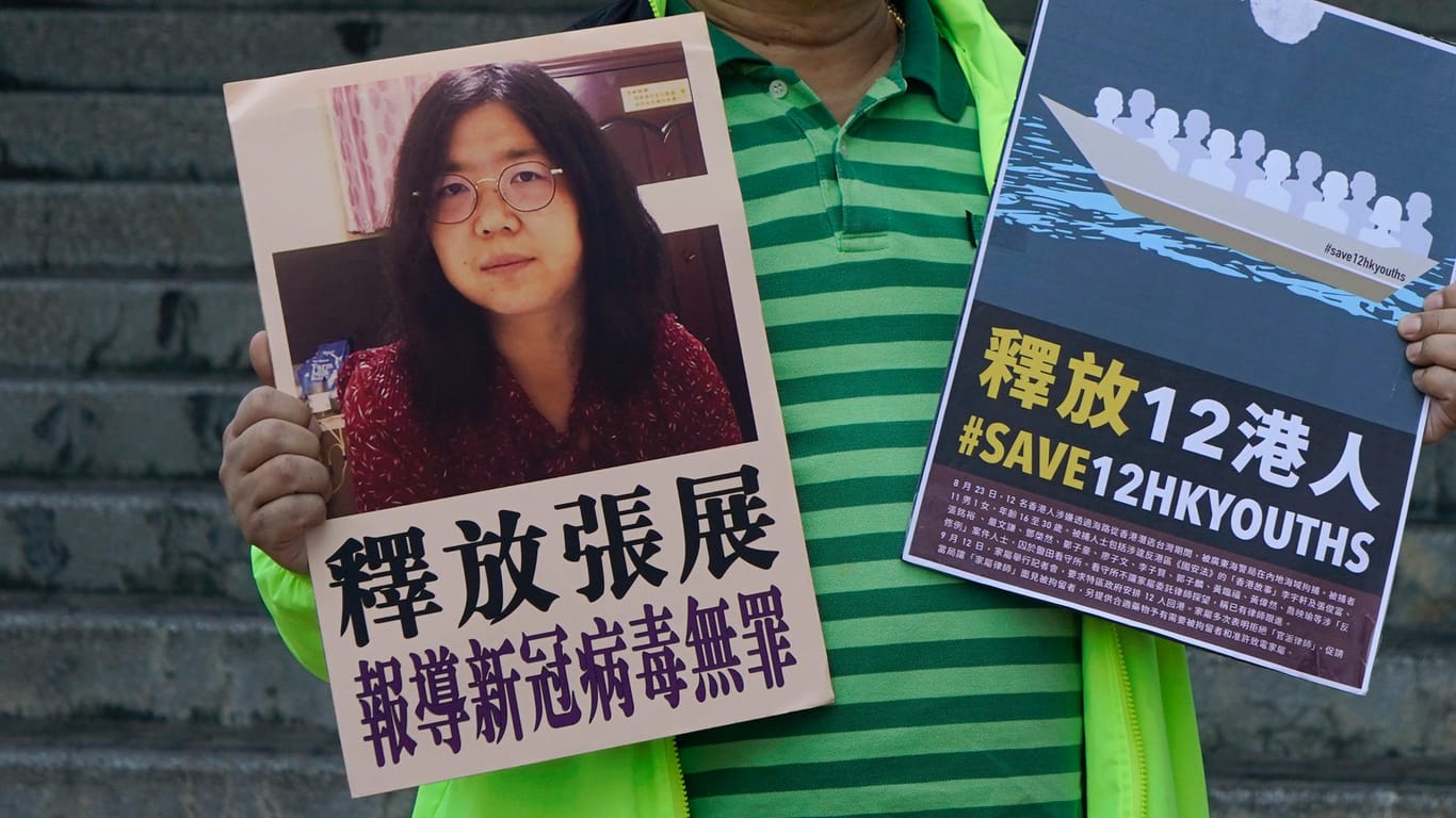 Menschen demonstrieren für die Freilassung der Bloggerin Zhang Zhan: Sie wurde am Montag zu vier Jahren Haft verurteilt.