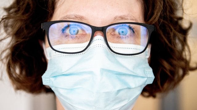 Damit die Gläser nicht beschlagen, sollte die Schutzmaske am oberen Rand eng anliegen und unter der Brille sitzen. Damit die Gläser nicht beschlagen, sollte die Schutzmaske am oberen Rand eng anliegen und unter der Brille sitzen.