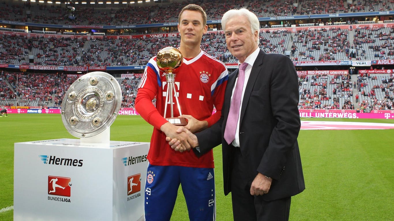 Rainer Holzschuh (r.): Der "Kicker"-Herausgeber ehrte Manuel Neuer 2014 zum Fußballer der Jahres.