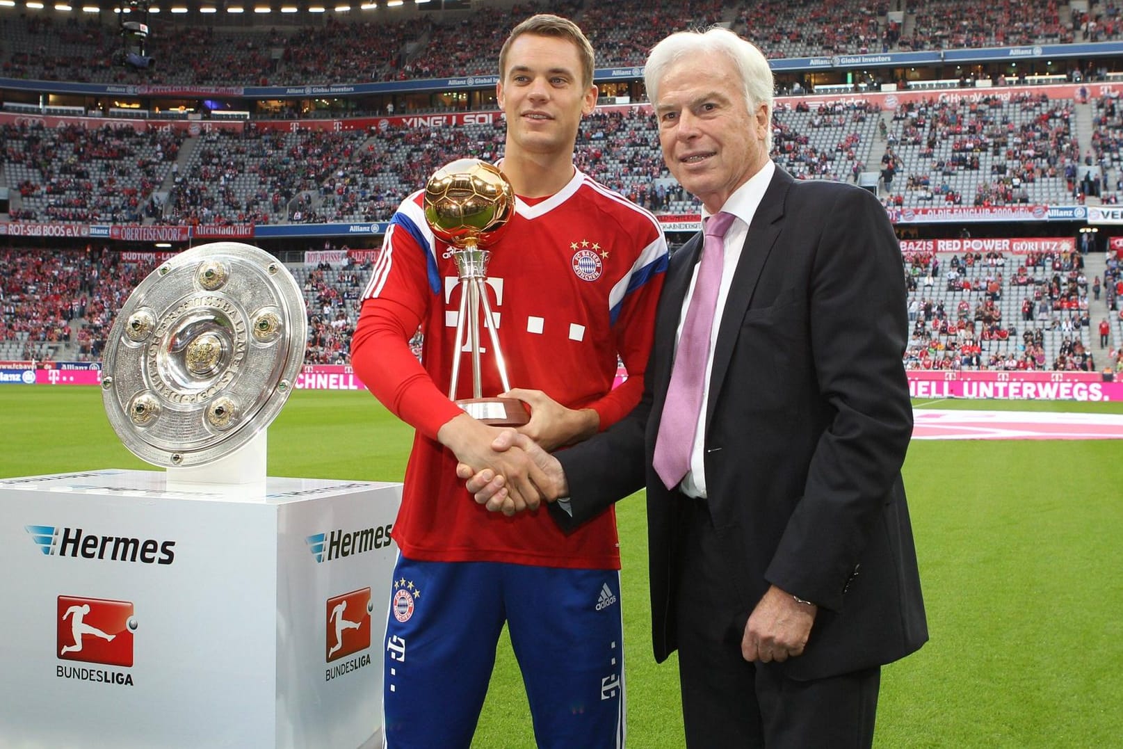 Rainer Holzschuh (r.): Der "Kicker"-Herausgeber ehrte Manuel Neuer 2014 zum Fußballer der Jahres.