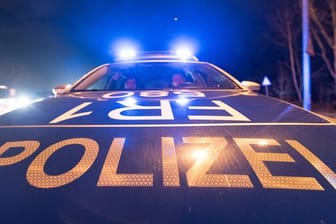 Ein Polizeifahrzeug steht mit leuchtendem Blaulicht auf der Straße (Symbolbild): Nachdem ein Notruf bei der Polizei eingegangen war, haben Beamte eine Leiche in einer Münchner Wohnung gefunden.