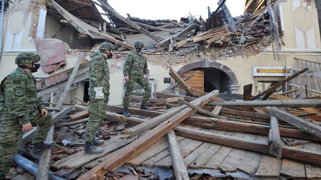 Soldaten inspizieren die Trümmer eines vom Erdbeben zerstörten Hauses in Petrinja. Soldaten inspizieren die Trümmer eines vom Erdbeben zerstörten Hauses in Petrinja.