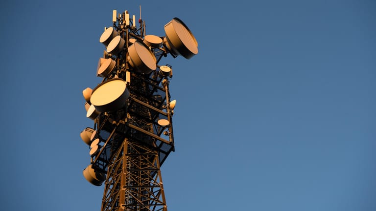 Ein Mobilfunkmast steht in der Nähe von Sternenfels: Ein halbes Jahr vor seiner Abschaltung nutzen immer weniger Menschen das 3G-Mobilfunknetz.