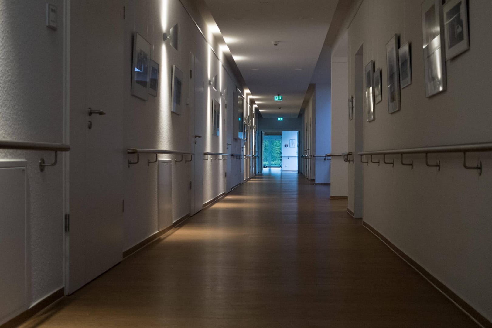 Der Flur eines Hospizes (Symbolbild): Herausforderung in den Einrichtungen ist der Mittelweg zwischen Empathie und Distanz.