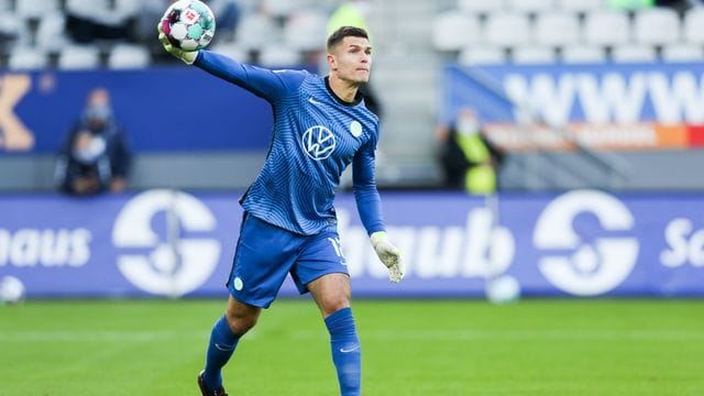 Der Torhüter wirft einen Ball (Archivbild): Insgesamt haben sich bereits neun Spieler der Mannschaft mit dem Coronavirus infiziert. Der Torhüter wirft einen Ball (Archivbild): Insgesamt haben sich bereits neun Spieler der Mannschaft mit dem Coronavirus infiziert.