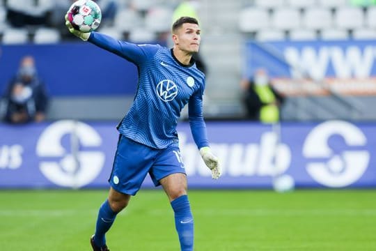 Der Torhüter wirft einen Ball (Archivbild): Insgesamt haben sich bereits neun Spieler der Mannschaft mit dem Coronavirus infiziert.
