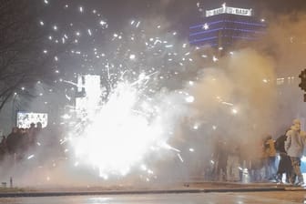 Silvester 2019 in Berlin: Böller und Raketen steigen in die Luft.