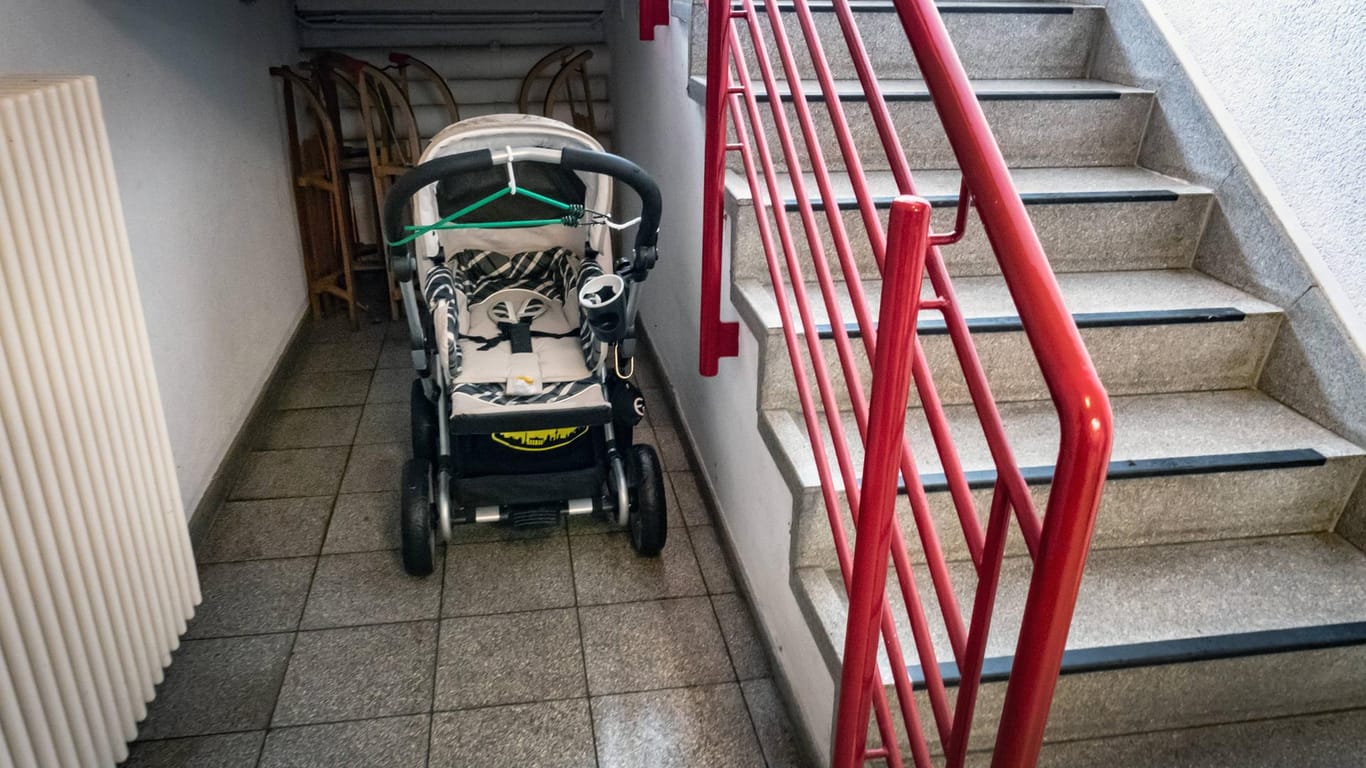Ein Kinderwagen im Treppenhaus (Symbolbild): In Dortmund hat ein bislang Unbekannter einen Kinderwagen angezündet.