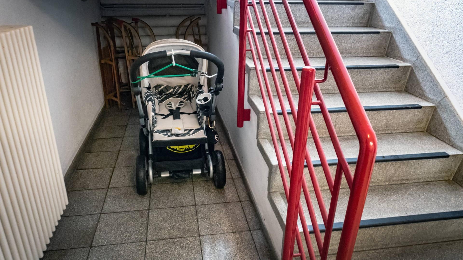 Ein Kinderwagen im Treppenhaus (Symbolbild): In Dortmund hat ein bislang Unbekannter einen Kinderwagen angezündet. Ein Kinderwagen im Treppenhaus (Symbolbild): In Dortmund hat ein bislang Unbekannter einen Kinderwagen angezündet.