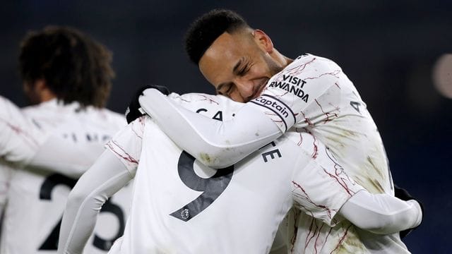 Alexandre Lacazette (M) und Pierre-Emerick Aubameyang (r) vom FC Arsenal freuen sich über das Tor zum 1:0 gegen Brighton.