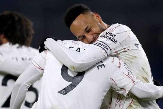 Alexandre Lacazette (M) und Pierre-Emerick Aubameyang (r) vom FC Arsenal freuen sich über das Tor zum 1:0 gegen Brighton.