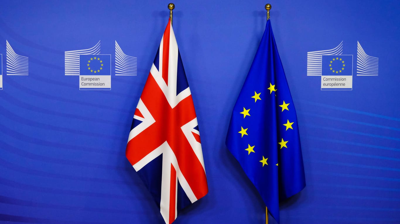 Flaggen von Großbritannien und der EU: Es fehlt noch die Zustimmung vom Europaparlament – sie soll im nächsten Jahr nachgeholt werden, vor dem Jahreswechsel fehlt die Zeit.