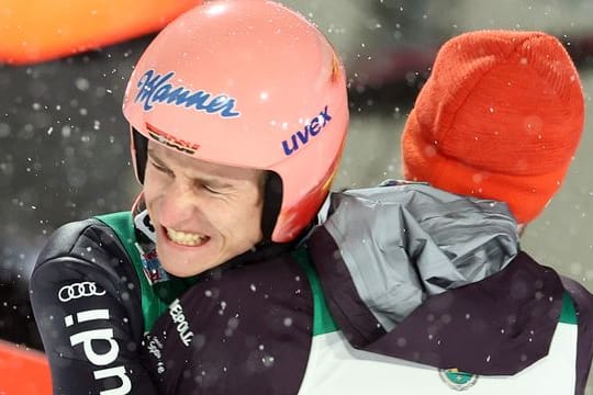 Sieger Karl Geiger umarmt nach dem entscheidenden Sprung Kumpel Markus Eisenbichler.