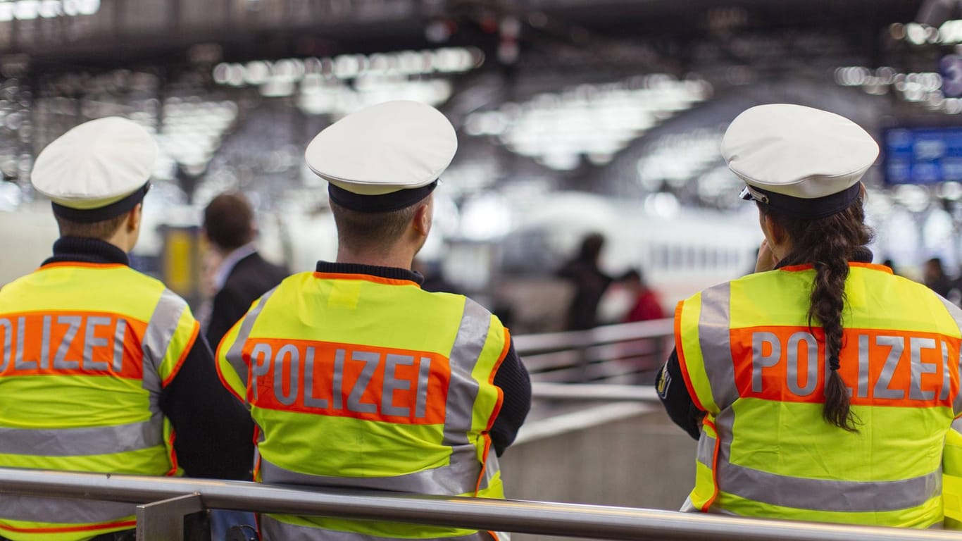 Drei Polizisten tragen Warnwesten (Symbolbild): In Hagen bereiten sich Polizeibeamte auf den Ernstfall an Silvester vor.