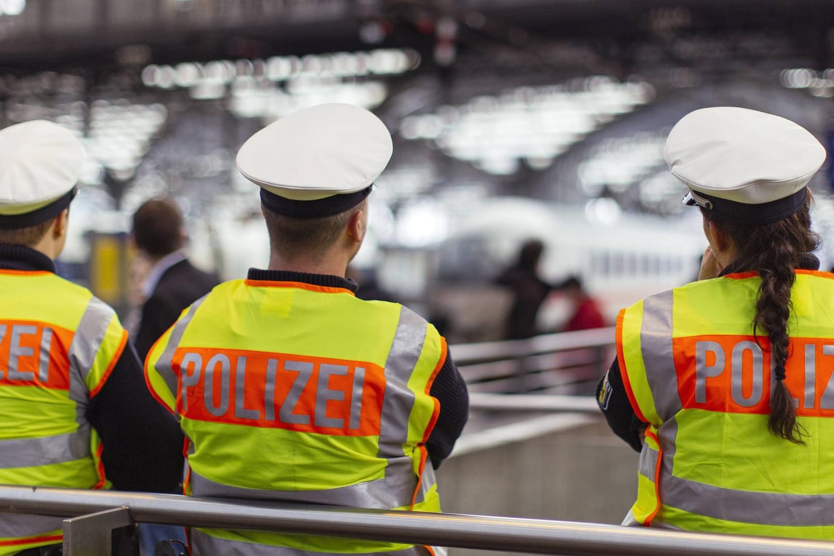 Drei Polizisten tragen Warnwesten (Symbolbild): In Hagen bereiten sich Polizeibeamte auf den Ernstfall an Silvester vor.