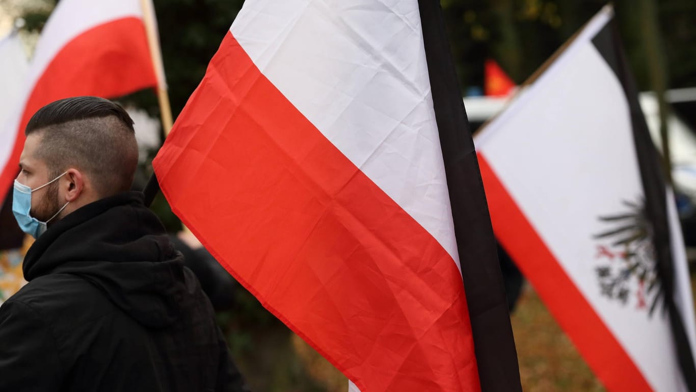 Potsdam: Bei einer Demonstration von Reichsbürgern und anderen Rechtsextremen schwenken Teilnehmer die Reichsflagge.