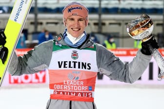 Pure Freude: Karl Geiger hat in Oberstdorf das erste Springen der Vierschanzentournee gewonnen.