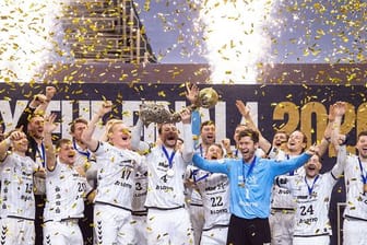 Die Spieler von THW Kiel jubeln im Konfettiregen mit dem Pokal: Zum vierten Mal haben die Kieler die Champions League gewonnen.