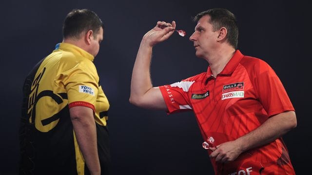 Krzysztof Ratajski (r) aus Polen setzt sich mit 4:3 im Achtelfinale gegen Gabriel Clemens (l) durch. Krzysztof Ratajski (r) aus Polen setzt sich mit 4:3 im Achtelfinale gegen Gabriel Clemens (l) durch.