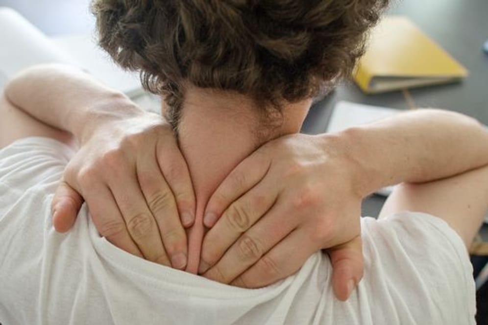 Verspannungen: Der Bereich von Schultern und Nacken ist die Problemzone vieler Menschen, die einem Bürojob nachgehen.