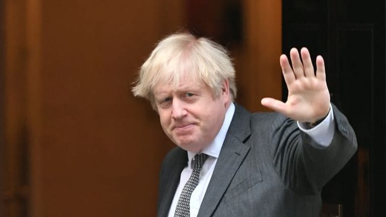 Boris Johnson, Premierminister von Großbritannien, winkt in der Tür der Downing Street, nachdem das britische Unterhaus dem Brexit-Handelspakt mit der Europäischen Union zugestimmt hat.