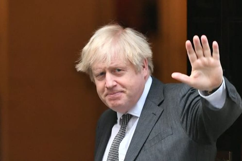 Boris Johnson, Premierminister von Großbritannien, winkt in der Tür der Downing Street, nachdem das britische Unterhaus dem Brexit-Handelspakt mit der Europäischen Union zugestimmt hat.
