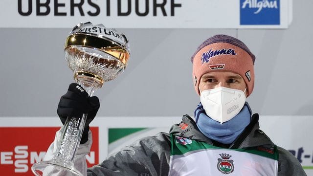 Bringt den deutschen Skispringern mit seinem Auftaktsieg in Oberstdorf Schwung: Karl Geiger. Bringt den deutschen Skispringern mit seinem Auftaktsieg in Oberstdorf Schwung: Karl Geiger.
